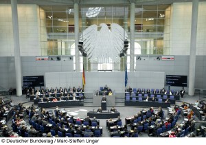 Blick in den Plenarsaal während der Haushaltsdebatte. Abgeordnete, Plenum, Sitzung, Bundestagsadler, Übersicht, Überblick Ordnungsnummer: 2783271 Ereignis: Plenarsitzung,Plenarsitzung, Blick ins Plenum Gebäude / Gebäudeteil : Reichstagsgebäude, Plenarsaal Nutzungsbedingungen: http://www.bundestag.de/bildnutz Es werden nur einfache Nutzungsrechte eingeräumt, die ein Recht zur Weitergabe der Nutzungsrechte an Dritte ausschließen.